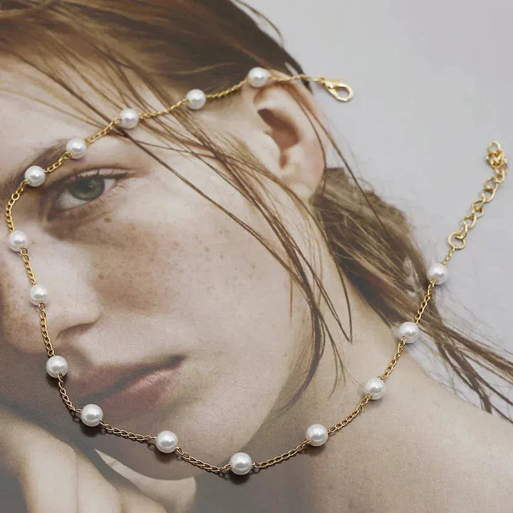 Elegant Gold Necklace with Pearls