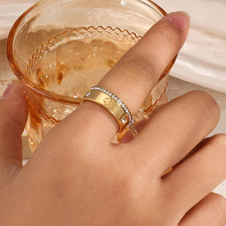 Shining Clover & Crystal Ring